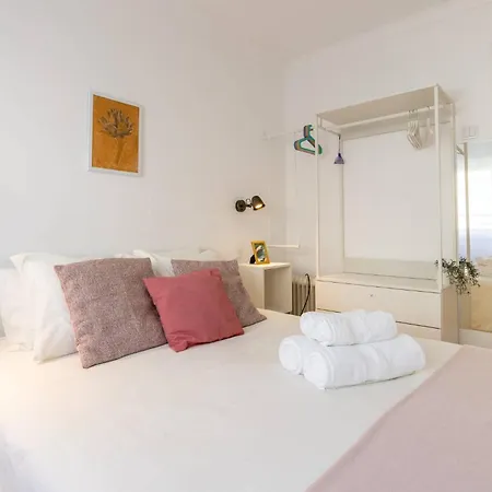 Bright 2 Bedroom With Ac Parking And Metro アパート リスボン
