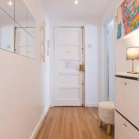 Bright 2 Bedroom With Ac Parking And Metro アパート リスボン